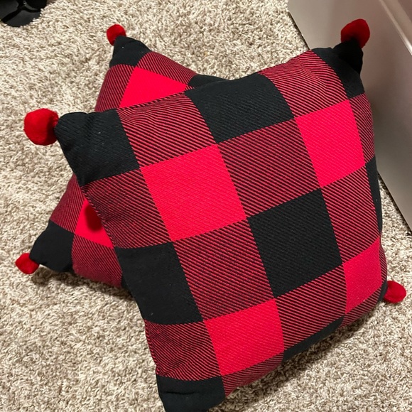 EUC. Only used one Christmas, last year. Plaid pillows.Perfect for holiday decor - Picture 4 of 4